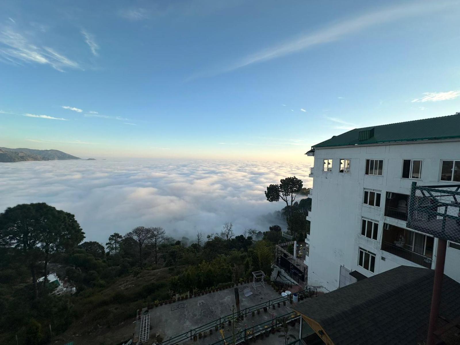 Peaks And Pines Resort Lansdowne Buitenkant foto
